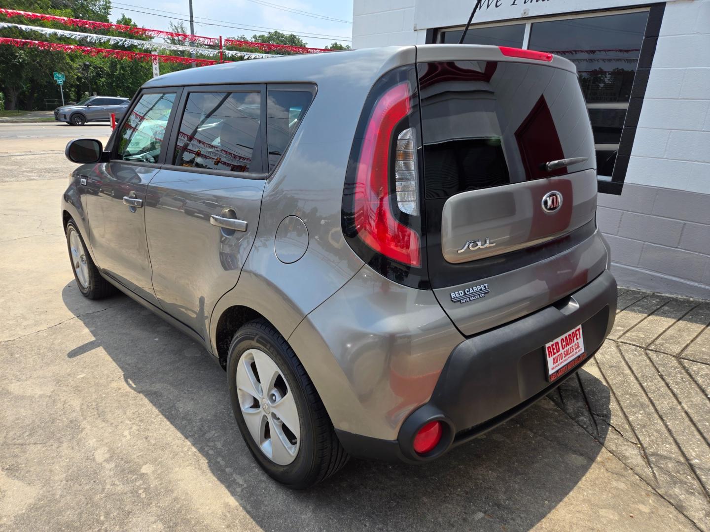 2016 GRAY Kia Soul (KNDJN2A28G7) with an 1.6L I4 F DOHC 16V engine, Automatic transmission, located at 503 West Court, Seguin, TX, 78155, (830) 379-3373, 29.568621, -97.969803 - Photo#3